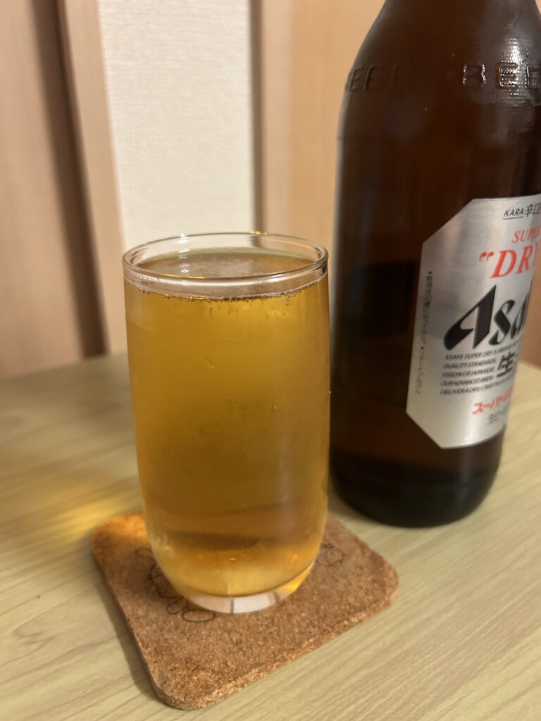 泡が無いグラスビールの写真