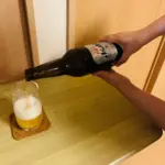 how to hold a bottle in Japan