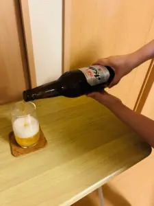 How to hold a bottle in Japan