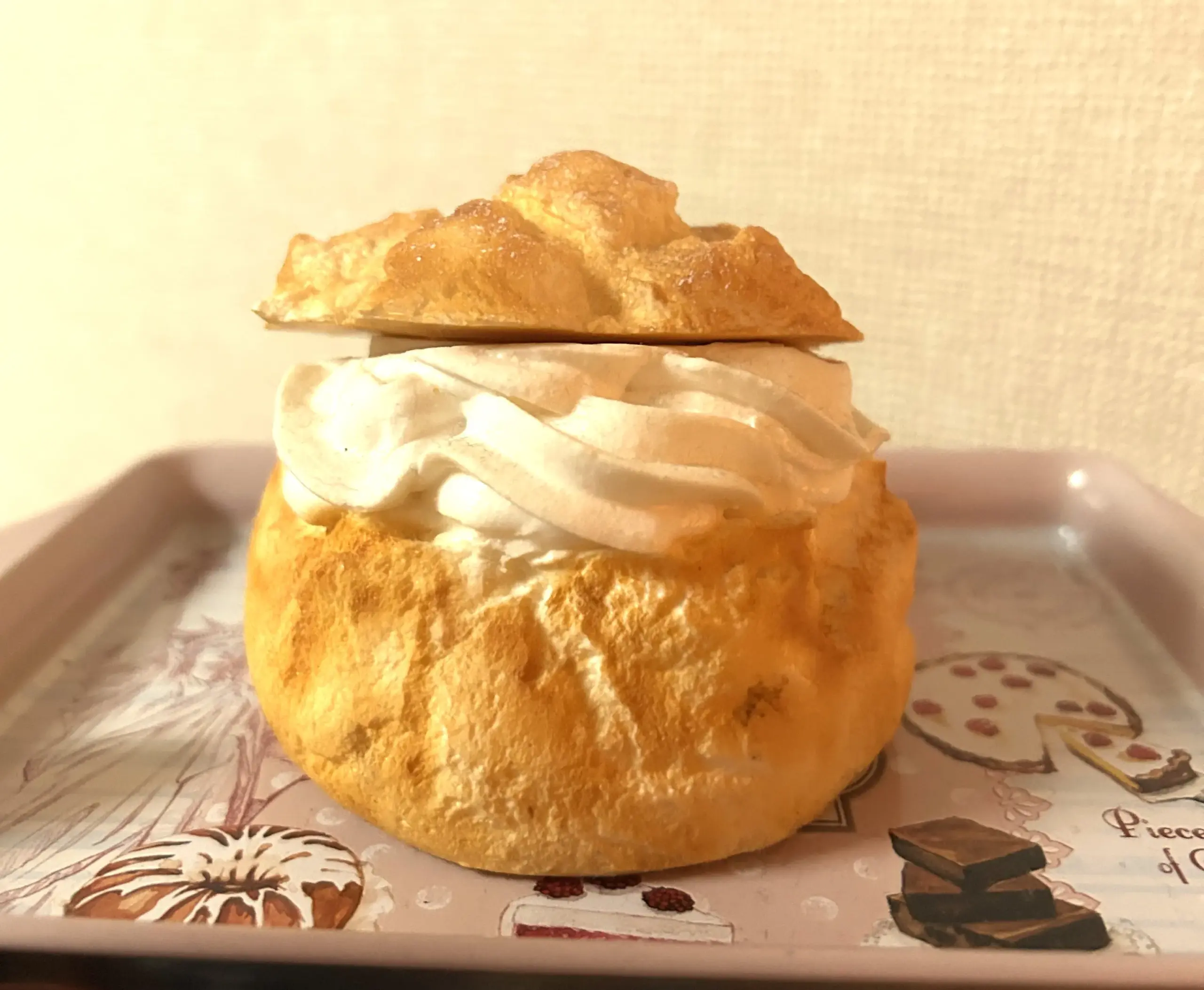シュークリームの食品サンプルの写真