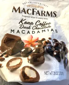 ハワイ土産のマカダミアナッツチョコレートの写真