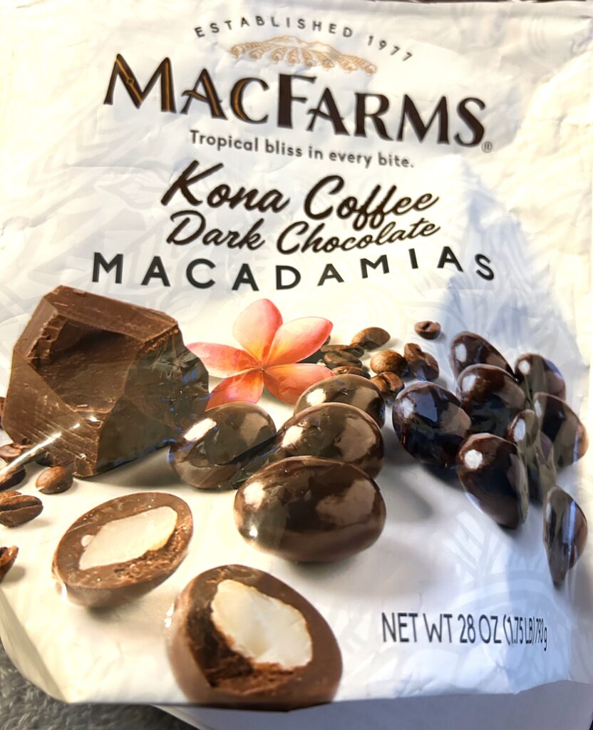 ハワイ土産のマカダミアナッツチョコレートの写真