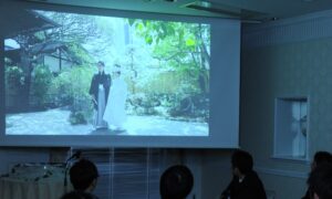 結婚披露宴のエンディングロール上映中の写真