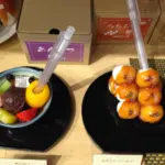 Soportes de bolígrafos únicos que parecen postres japoneses (albóndigas de anmitsu y mitarashi)
