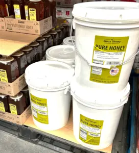 インド産ハチミツが入ったバケツ容器の写真