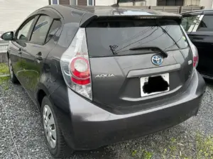 グレーのTOYOTA AQUAの後方写真